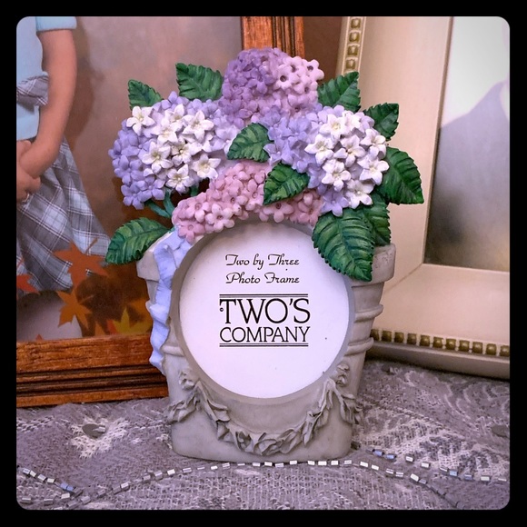 Two's Company Other - NWOT 2x3” circular hydrangeas photo frame 🍃🌸